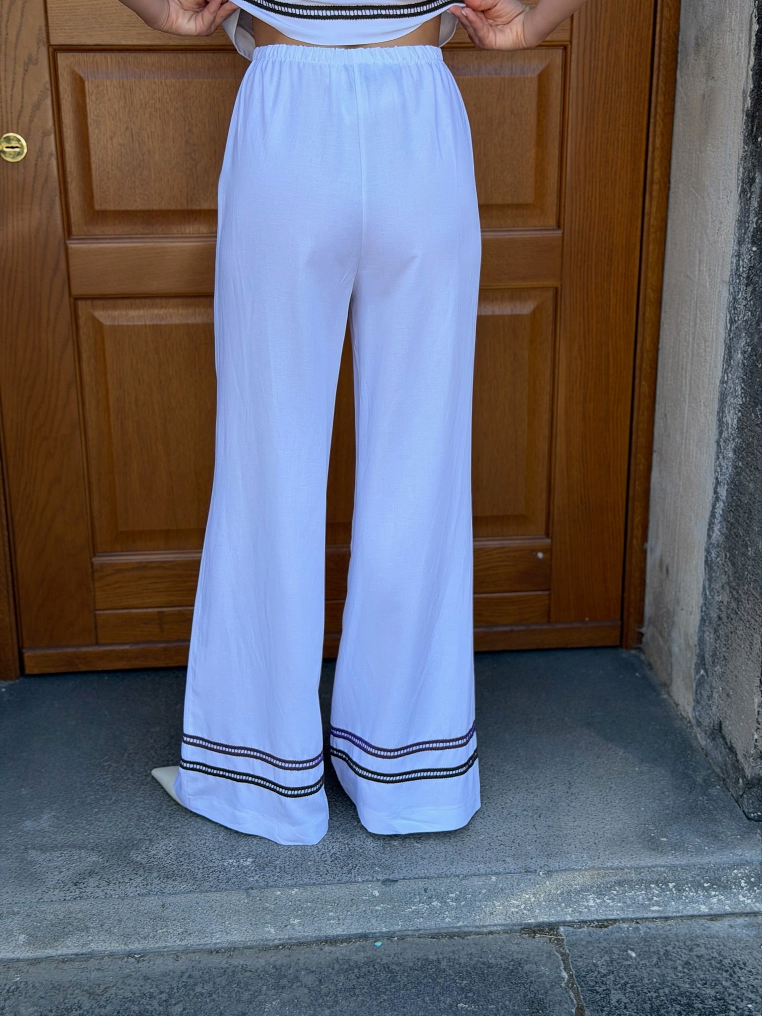 Pantalone palazzo bianco con dettagli a contrasto – Le Streghe