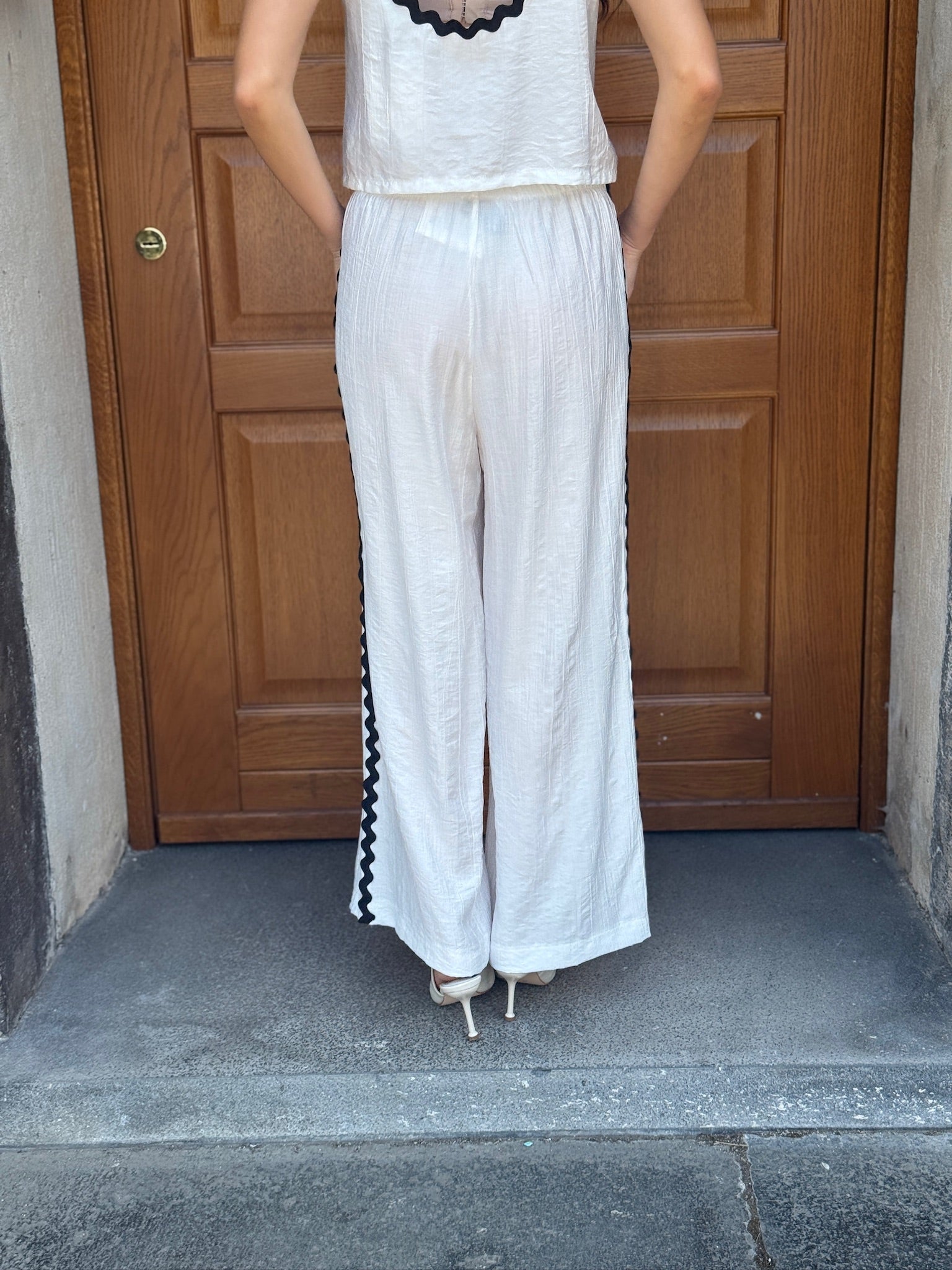 Pantalone palazzo bianco con profili neri – Le Streghe