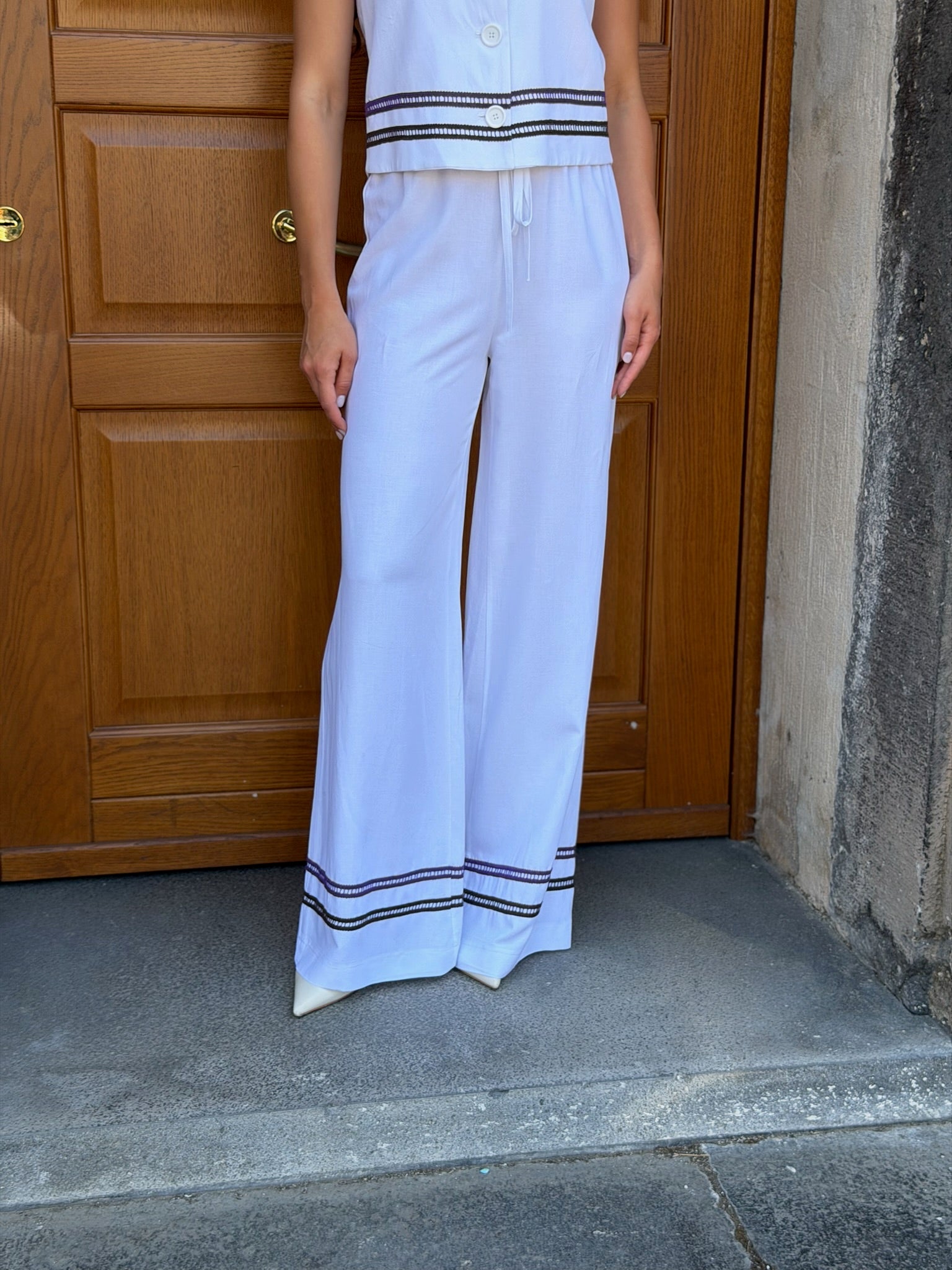 Pantalone palazzo bianco con dettagli a contrasto – Le Streghe