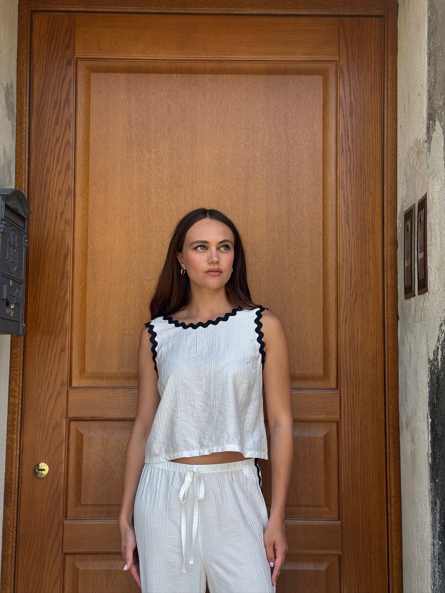Top bianco con profili neri – Le Streghe